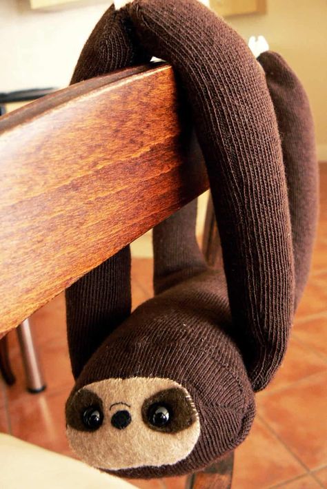 Sock Sloth, Sock Dolls, Sock Toys, Sock Crafts, Diy Socks, Animal Sewing Patterns, Fabric Toys, Sock Animals, Sock Monkey