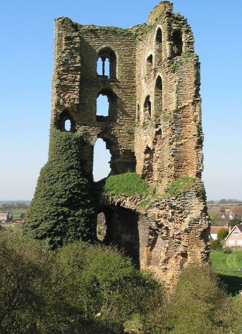 Castle In Ruins, Ruins Architecture, Ruined Castle, Old Ruins, Stone Castle, Old Castle, Beautiful Ruins, Abandoned Castles, Medieval World