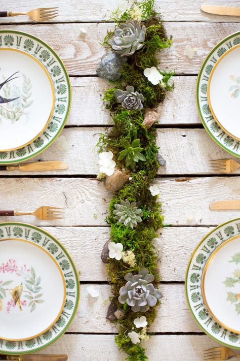 DIY Succulent Centerpiece Diy Succulents Centerpiece, Moss Wedding, Tafel Decor, Succulent Centerpieces, Unique Wedding Flowers, Wedding Floral Centerpieces, Decorations Table, Succulent Wedding, Wedding Centerpieces Diy