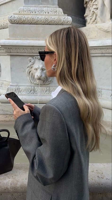 Light Brown Hair With Blonde Highlights Money Piece, Light Balyage Long Hair, Dark Blonde With Natural Highlights, Ashy Hair Balayage Blonde, Blonde With Brown Root Smudge, California Blonde Hair Sun Kissed, Rich Blonde, Hair Shots, Luxury Blonde