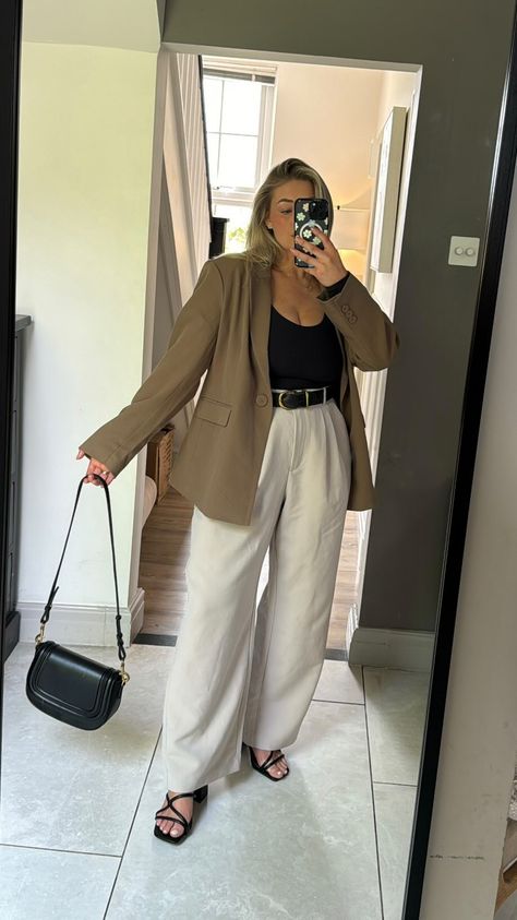 Carys Whittaker 🇬🇧 (@carys.whittaker) • fotos e vídeos do Instagram Midsize Summer Business Casual Outfits, Casual Midsize Work Outfits, Simple Midsize Outfits, First Date Outfit Midsize, Corporate Outfits Midsize, Carys Whittaker Outfits, Curvy Corporate Fashion, Midsize Business Professional Outfits, Midsize Smart Casual