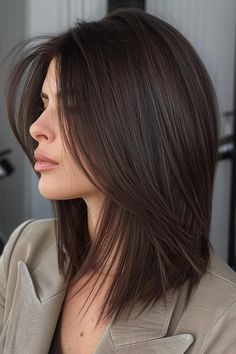 Mid Haircut With Layers, Angled Medium Length Hair, Flat Short Hair Haircuts, Short Layers Hairstyles, Shoulder Cut Hair, Short Hair Long Layers, Angled Lob Haircut, Long Bob Hair Styles, Midi Haircut