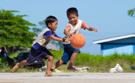 kids playing basketball!!!!! Kids Playing Sports, Benefits Of Sports, Kids Basketball, Playing Basketball, Sport Quotes, Sport Body, Basketball Game, Basketball Hoop, Sport Photography