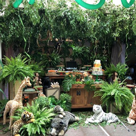 Jungle birthday party. How amazing! Pin now, read later Jungle Party Backdrop, Jungle Cruise Birthday, Jungle Book Birthday Party Decorations, Jungle Cruise Birthday Party, Adult Jungle Theme Party, Safari Themed Birthday Party Boys, Jumanji Party Ideas, Jungle Theme Photo Booth, Jungle Bid Day Theme