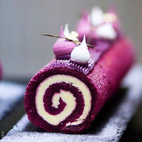 Roulade Cassis] sponge roll, cassis confit, vanilla cream, black currant ganache, & meringues. Beaux Desserts, Swiss Roll Cake, Decoration Patisserie, Cake Rolls, Cake Roll Recipes, Beautiful Desserts, Swiss Roll, Fancy Desserts, Roll Cake