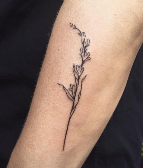 564 Likes, 3 Comments - MKNZ (@ruffenough) on Instagram: “tuberose stalk on Lauren  done at @valentinestattoo #stickandpoke #handpoked #mknz” Tuberose Tattoo, Gladiolas Tattoo, Name Tattoos For Moms, Lillies Tattoo, Hidden Tattoos, Flower Henna, Ink Inspiration, Flower Tattoo Designs, Mom Tattoos