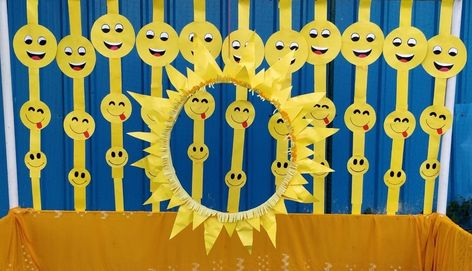 Yellow day photo booth Classroom Decor Yellow, Yellow Chart Paper Craft, Yellow Day Decoration Ideas For School, Yellow Day Celebration In School, Yellow Color Day Celebration In School, Yellow Day Celebration For Kids, Yellow Colour Day Decoration In School, Yellow Colour Day Celebration In School, Yellow Day Ideas For Preschool