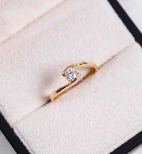 Simple Finger Rings Gold, Rings Engagement Gold Indian, Simple Finger Ring Design, Gold Ring Design For Women Indian Simple, Fancy Diamond Rings For Women, Single Stone Rings Gold, Simple Ring Design, Minimal Engagement Ring, Cute Promise Rings