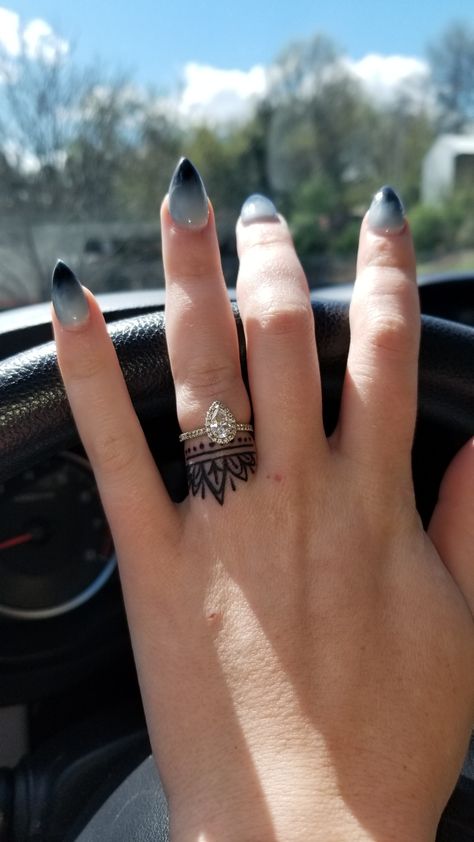 Tattoo Wedding Ring, Flower Crown Tattoo, Tatoo Ring, Wedding Ring Finger Tattoos, Ring Tattoo Designs, Wedding Band Tattoo, Tattoo Wedding, Tattoo Band, Tato Jari