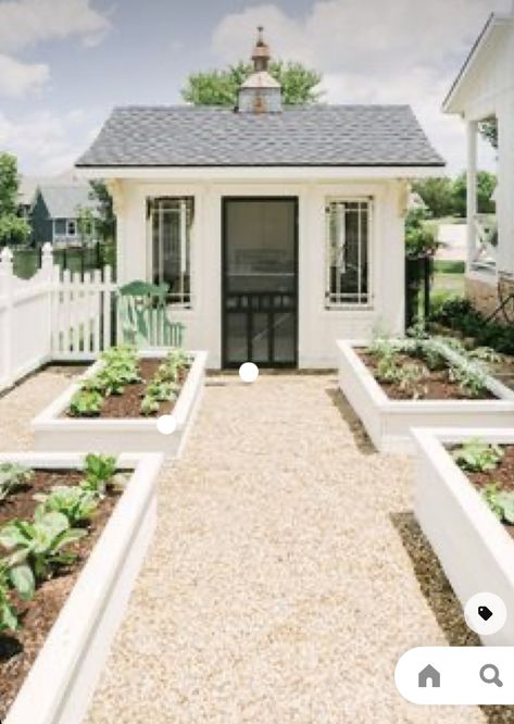 Shed Inspiration, Diy Cottage, Farmhouse Backyard, Eksterior Modern, Farmhouse Landscaping, Casa Country, Farmhouse Garden, Cottage Gardens, Casa Exterior