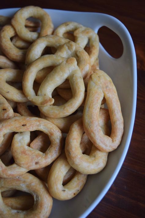 Italian Pretzels, Pretzel Appetizers, Vegan Simple, Pretzel Cookies, Artisan Bread Recipes, Italian Family, Italian Cookies, Family Recipe, Artisan Bread