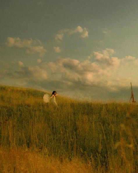 dreamy summer scenes in the clouds w/ @celeste_chhetri ☁️☂️ • • keywords: vermont, new england, non traditional senior photos, senior photos, visual poetry, summer, new hampshire, maine, new york, pinterest, documentary style photography, vintage, storytelling photography, cinematic style photography, golden hour, summer photoshoot, spring, senior photos, vermont photographer, art, golden photos, candid, pinterest inspo, sunsets #vermont #vermontphotographer #storytellingphotography #cinem... Vintage Senior Photos, Ambient Photography, Cyanotype Inspiration, Hill Photoshoot, Serenity Photography, Photography Golden Hour, Portrait Models, Dreamy Photoshoot, Cinematic Photos