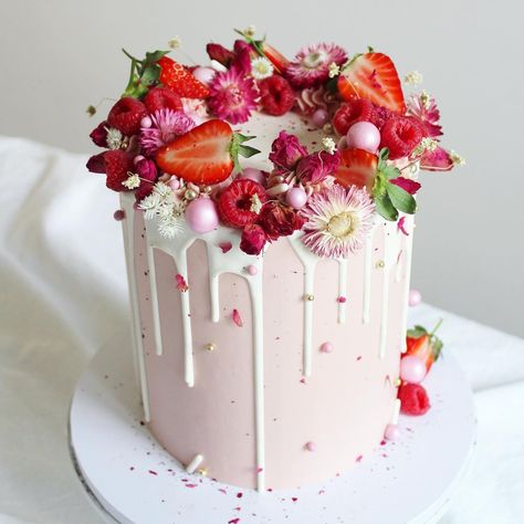 Cake Decorated With Berries, Velvet Birthday Cake, Red Velvet Birthday Cake, Red Velvet Birthday, Lily Cake, Fruity Cake, Velvet Flowers, Birthday Cake Decorating, Flower Cake