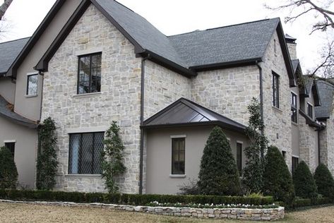 White Stone House Exterior, Exterior Limestone, Brick And Stone Exterior Combinations, Stucco And Stone Exterior, Kalego Sensei, Stone Entryway, Limestone House, Welcome To Demon School Iruma Kun, Stucco Colors