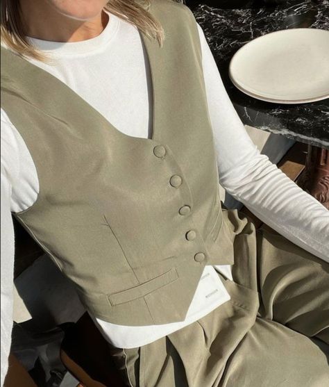 Vest Outfits Button Up, Vest Long Sleeve Outfits, Outfit Waistcoat Women, Suit Waistcoat Women Outfit, Menswear Vest Outfits For Women, Button Up Vest Outfits For Women, Vest Outfits 2023, Vest Outfit 2023, Formal Vest Outfits For Women