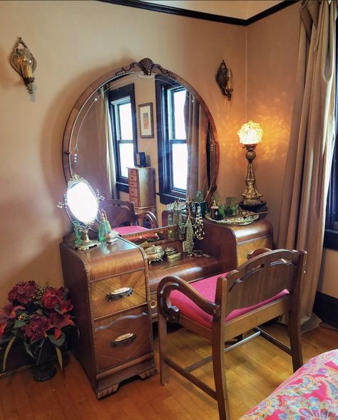 Bedroom Vanity Bohemian, Bookstore Apartment, Vintage Vanity Aesthetic, Spot Light Photoshoot, Cozy Room Ideas, Vanity Aesthetic, Vintage Vanity Decor, Room Ideas For Men, Light Photoshoot