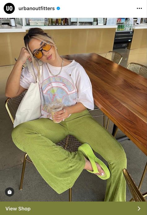 Band tee and soft green pants Green Flowy Pants Outfit, How To Style Flowy Pants, Green Pants Outfit Spring, Green Pants Outfit Summer, Pleated Pants Outfit, Flowy Pants Outfit, Flares Outfit, Dark Green Pants, Green Pants Outfit