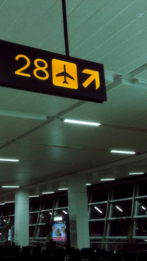 Liminal Space Aesthetic Airport, 4 Am At The Airportcore, Airport Arrival Aesthetic, 4am At The Airport Aesthetic, Aeroport Photo Ideas, Airport Cinematography, Unt Aesthetic, Airport Goodbye Aesthetic, Business Trip Aesthetic