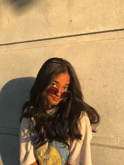 Sunkissed model aesthetic Sun Kissed Pics, Sunlight Selfie Aesthetic, Sun Kissed Photo Poses, Poses In Sunlight, Sun Kissed Photos, Sunkissed Pictures, Aesthetic Potrait, Sunlight Photoshoot, Miniature Drawing