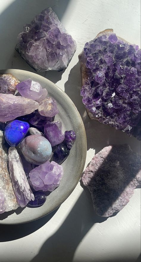 Amythest Crystals Aesthetic, Pietra Core, Purple Crystals Aesthetic, Amythest Aesthetic, Amythest Crystals, Crystal Aesthetics, Witchcraft Aesthetic, Apollo Aesthetic, Spiritual Paintings