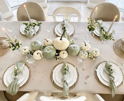 White Thanksgiving Decor, White Pumpkins Wedding, Pumpkin Centerpieces Wedding, Pumpkin Decor Ideas, White Pumpkin Centerpieces, White Pumpkin Decor, Pumpkin Table Decorations, Craft Halloween, Farm Baby Shower