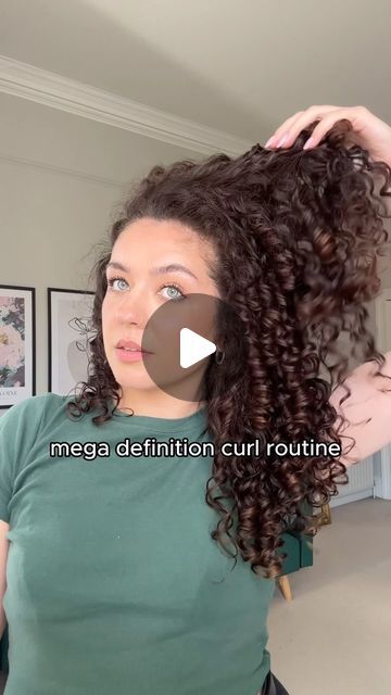 Sophie Marie on Instagram: "Mega definition curly hair routine for natural curls 🫶❤️➰  Brushes:  @tangleteezer ‘the ultimate styler’ brush  @bootsuk detangle comb  @curlsmith_official weightless air dry cream @curlsmith_official curl defining soufflé  @curlsmith_official diffuser   The curlsmith products have been gifted to me as part of previous partnerships ✨  🫶Send to your curlfriends who need help styling their curls 💌" Curlsmith Curl Defining Styling Souffle, Curlsmith Air Dry Cream, Curly Hair Parting, Diffuse Curly Hair Natural Curls, How To Comb Curly Hair, How To Define Your Curls, Curl Defining Products Natural Hair, How To Define Curls Natural Hair, How To Diffuse Curly Hair