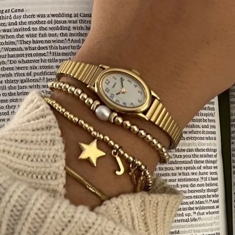 Gold Bracelets Stacked, Pulseras Diy, Wrist Jewelry, Jewelry Accessories Ideas, Dope Jewelry, Classy Jewelry, Jewelry Essentials, Stacked Jewelry, Jewelry Lookbook