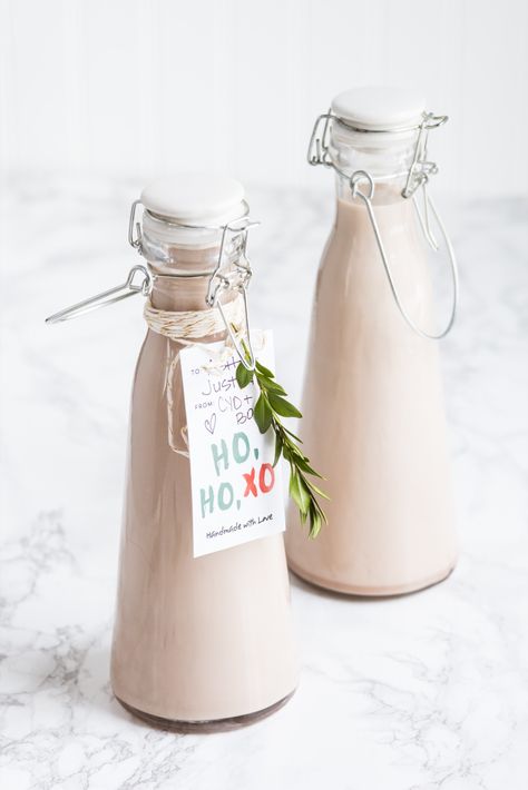 Homemade Christmas Gifts | Homemade Irish Cream Recipe with Free Printables from @cydconverse and @erikafirm Homemade Alcohol Gifts, Diy Christmas Baskets, Irish Cream Recipe, Homemade Irish Cream, Baileys Recipes, Homemade Alcohol, Liquor Gifts, Homemade Liquor, Liqueurs Recipes