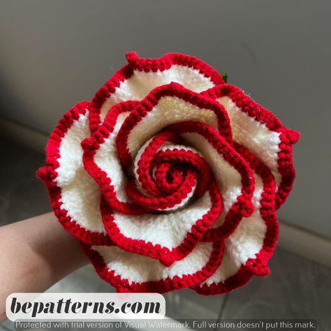 Beginner-Friendly Crochet Flower Bouquet | Crazy and Cozy Designs Crochet Rose Bouquet, Flower Knitting, Leaves Crochet, Rose With Leaves, Art Au Crochet, Bouquet Crochet, Beau Crochet, Crochet Mignon, Confection Au Crochet