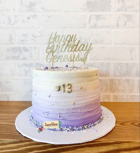 Buttercream Cake Lilac Cake Aesthetic, Purple 13th Birthday Cake, 20th Bday Cake Ideas, Buttercream Aesthetic, Ombre Cake Ideas, Lavender Colour Cake, Lilac Birthday Cake, Purple Bday Cake, 13th Birthday Cake For Girls