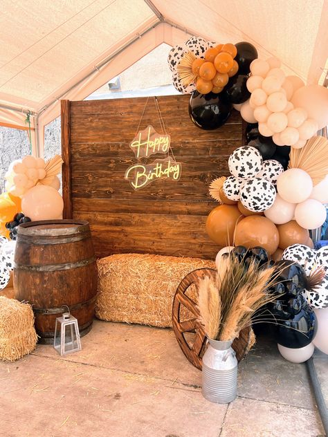 Wedding Country Theme, Country Birthday Party, Cowboy Themed Birthday Party, Wild West Birthday, Rodeo Birthday Parties, Cowboy Theme Party, Sweet Sixteen Birthday Party Ideas, Western Themed Wedding, Western Birthday Party