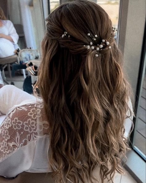 Boho bride hairstyle with flowers Bride Hair With Flowers, Bridesmaid Hair With Flowers, Boho Bride Hairstyles, Bridal Hair With Flowers, Bridal Half Updo, Boho Wedding Hair Flowers, Wedding Hair With Flowers, Hairstyle With Flowers, Flower Hairstyles