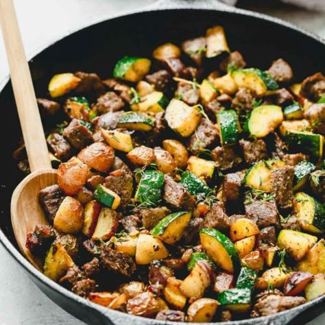 Beef And Zucchini, Quick Evening Meals, Zucchini Skillet, Healthy Lunch Meal Prep, Lean Meals, Beef Stew Meat, Macro Meals, Steak Bites, Prepped Lunches