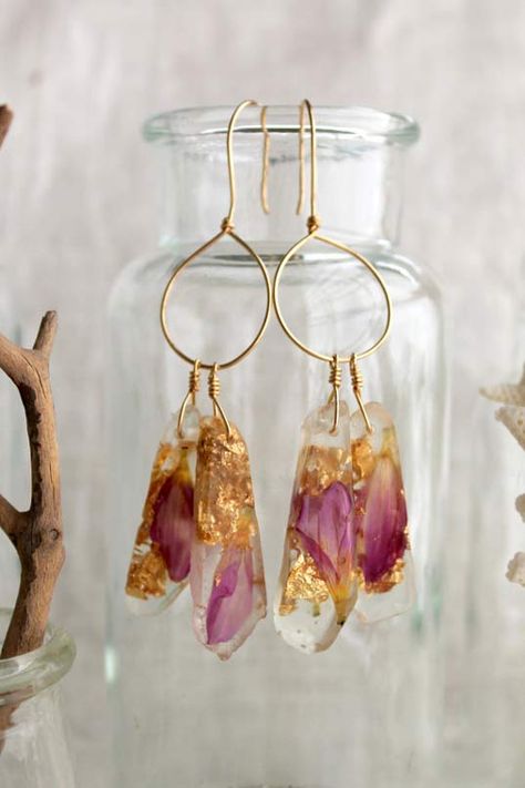 9 Resin Jewelry Trends to be Inspired By! – Nunn Design Resin Jewelry Diy, Resin Jewelry Making, Diy Resin Art, Diy Resin Crafts, Jewelry Photography, Diy Schmuck, Bijoux Diy, Resin Diy, Schmuck Design