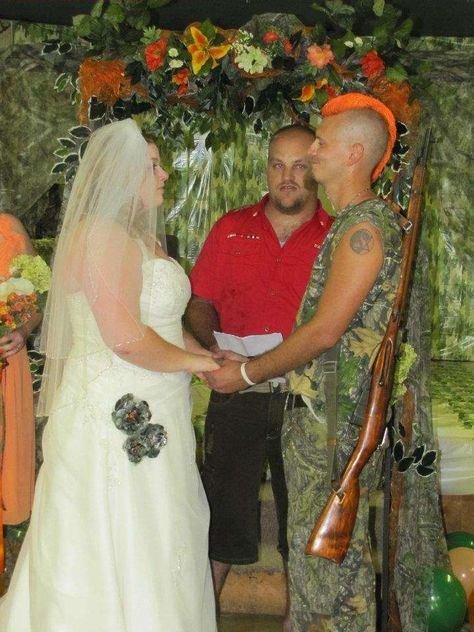 Red Neck Wedding, White Trash Wedding, Tacky Wedding, Funny Wedding Pictures, Wedding Fail, Shotgun Wedding, Wedding Day Photos, Traditional Wedding Attire, Red Neck