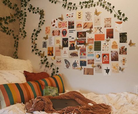 Dorm Pictures On Wall, Boho Bedroom Picture Wall, Boho Dorm Wall Decor, Dorm Wall Picture Ideas, Boho Astethic Bedroom Ideas, Dorm Room White Board Ideas, Bohemian Picture Wall, Earth Tone Dorm Room Ideas, 70s Dorm Room Ideas