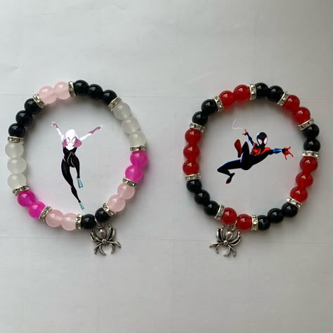 ✩ Gwen and Miles matching bracelets ✩ ⭑ 17 centimeters long, but the string is stretchy ⭑ if you need a specific size of the bracelets, please contact us :) ⭑ materials: glass beads, plastic string, metal charms & seperators ⭑ !! important !! even though the string is stretchy it can break if stretched too much !! if you have any questions, please contact us! ♡ Plastic Beads Bracelets, Miles And Gwen Matching Bracelets, Glass Beaded Bracelet Ideas, Gwen Stacy Bracelet, Miles Morales Bracelet, Bracelet Ideas Glass Beads, Gwen Stacy And Miles, Glass Beads Bracelet Ideas, Gwen Stacy And Miles Morales