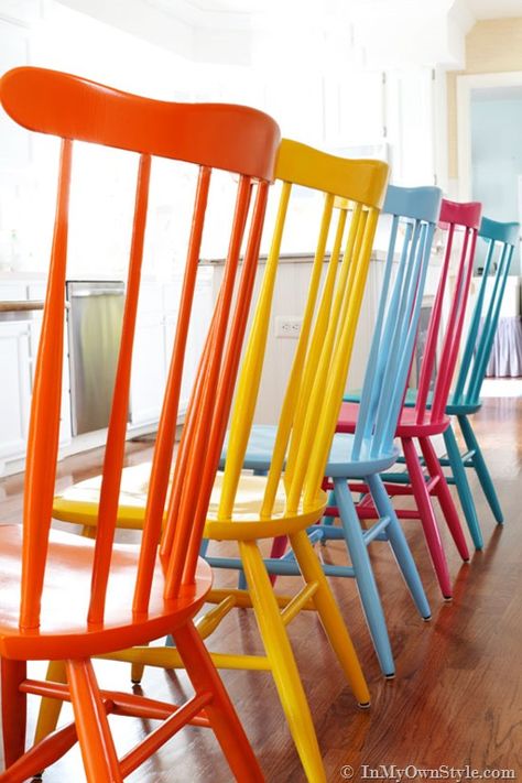 Furniture-Makeover-ideas Painted Wood Chairs, Spray Paint Wood, Best Spray Paint, Diy Muebles Ideas, Wooden Chairs, Painted Chairs, Colorful Chairs, Into The Woods, Own Style