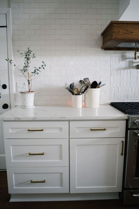 White Subway Tile Backsplash with White Quartz Countertops, White Cabinets and Gold Hardware Kitchen Backsplash With White Quartz Countertops, White Cabinets And Gold Hardware, Backsplash With White Quartz Countertops, Quartz Countertops White Cabinets, White Kitchen Cabinets With Quartz, Quartz Countertops White, Countertops White Cabinets, Backsplash Kitchen White Cabinets, White Cabinets White Countertops