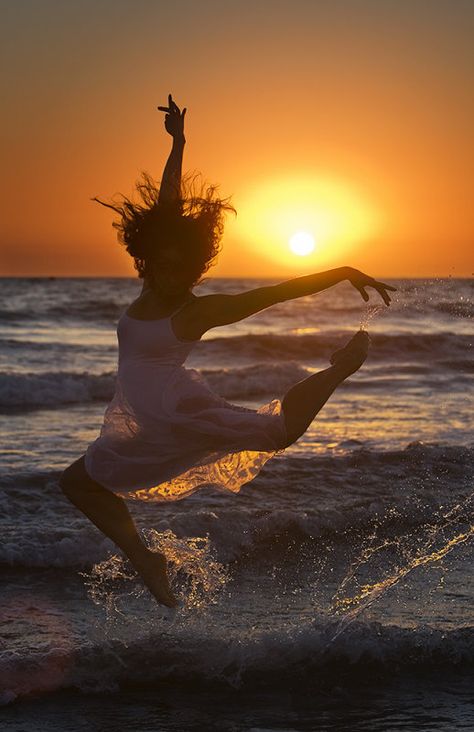 B-e-a-utiful Dancer Senior Pictures, Beach Foto, Dance Photo Shoot, Dance Photography Poses, Dance Like No One Is Watching, Shotting Photo, Ballet Photography, Ballet Beautiful, Foto Poses