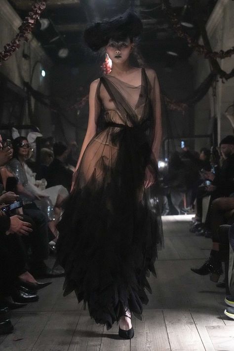 Maison Margiela Couture Spring 2024 Spring Couture, Couture Week, Haute Couture Fashion, Textiles Fashion, John Galliano, Bohemian Clothes, Dark Fashion, Spring 2024, Couture Collection