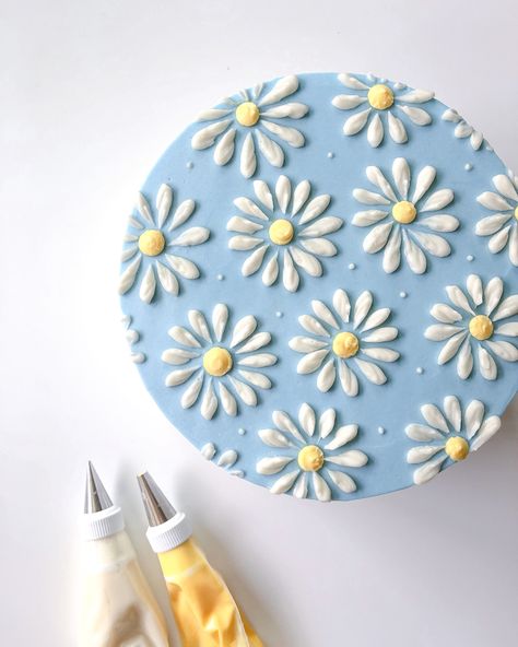 A cute daisy pattered buttercream cake made wirh tips 104, 6 and 2. Easy Icing Flowers For Cake, Cakes Beginners, Butter Cream Cake Design, Cute Simple Cakes, Buttercream Daisy, Spring Birthday Cake, Fun Cake Decorating Ideas, Simple Cake Decorating Ideas, Summer Birthday Cake