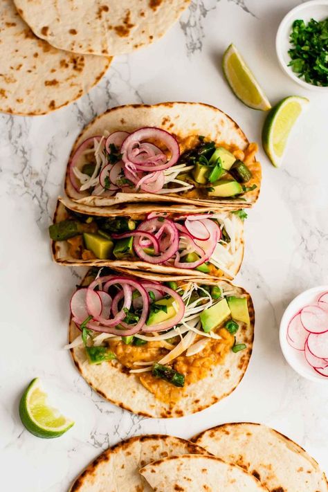 Vegan Tacos with Refried Cannellini Beans and Asparagus Cannellini Beans Recipes, Vegan Tacos Recipes, Spring Veggies, Frijoles Refritos, Healthy Tacos, Vegan Tacos, Cannellini Beans, Vegetarian Meals, Asparagus Recipe