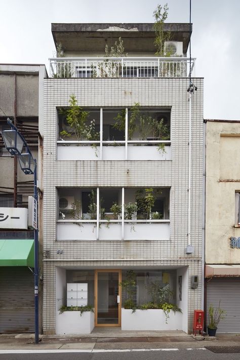 Japanese Apartment Building, Minimalist Office Space, Classy Grunge, Indie Sketches, Apartment Building Exterior, Edgy Photography, Korean Tips, Japanese Apartment, Japanese Buildings