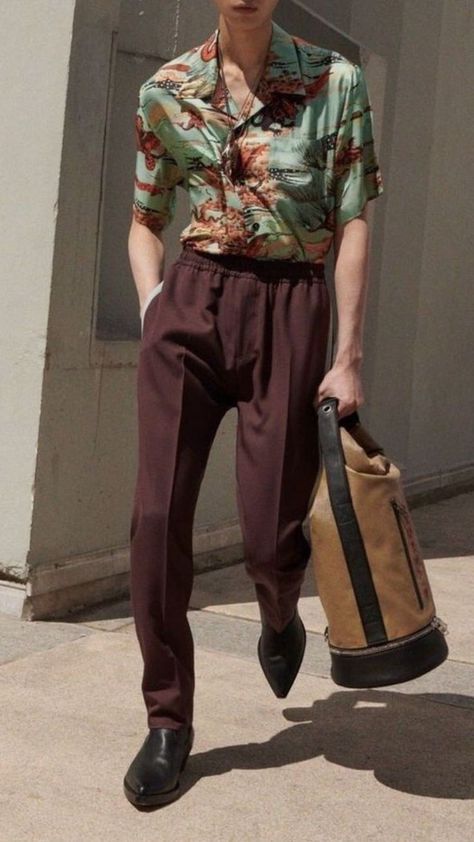 Man is wearing graphic silk collard shirt with burgundy pants. Scottsdale Quarter, Chique Outfit, Vintage Man, Look Retro, Mens Fashion Smart, Paris Mode, Hipster Mens Fashion, Androgynous Fashion, Mens Fashion Classy