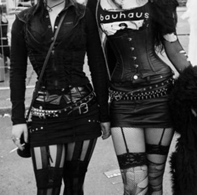 #Goth  and #Punk look despite having a Bauhaus t-shirt, they go hand in hand Stile Punk Rock, Punk Girls, Gothic Mode, Goth Subculture, Fest Outfits, Tokyo Street Fashion, Rocker Girl, Punk Clothing, Hipster Grunge