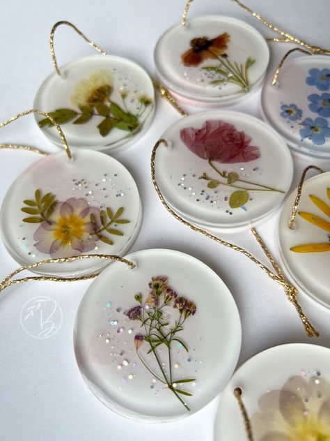 Pressed Flower Crafts, Flower Resin Jewelry, Handmade Christmas Tree, Flowers Dried, Pressed Flower Art, Creative Things, Flower Ornaments, Diy Resin Crafts, Christmas Ornaments Homemade