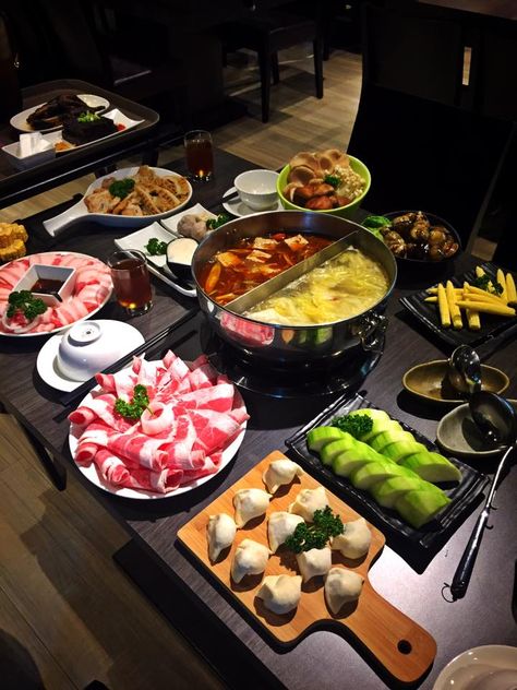 Hot Pot Chinese, Hot Pot Aesthetic, Hotpot Aesthetic, Asian Hot Pot Recipe, Hotpot Recipe, Chinese Fondue, Beef Hotpot, Chinese Hotpot, Chinese Hot Pot