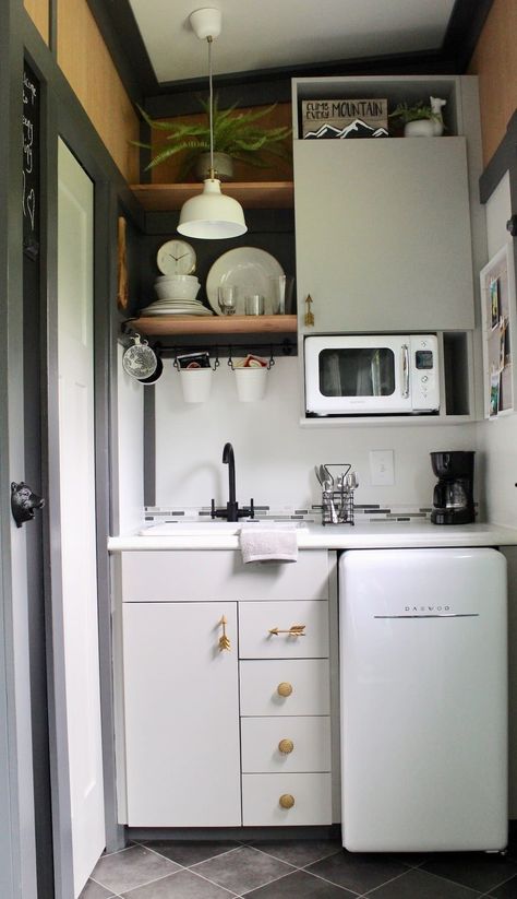 Teeny Tiny - A 160 Square Feet Modern Cabin Tiny House 4 Tiny House Kitchen Living Room, Very Small Kitchen Design Tiny House, Space Saving Furniture Tiny Houses, Studio Kitchenette, Camping Sink, Apartemen Studio, Wohne Im Tiny House, Tiny Kitchen Design, Tiny House Swoon