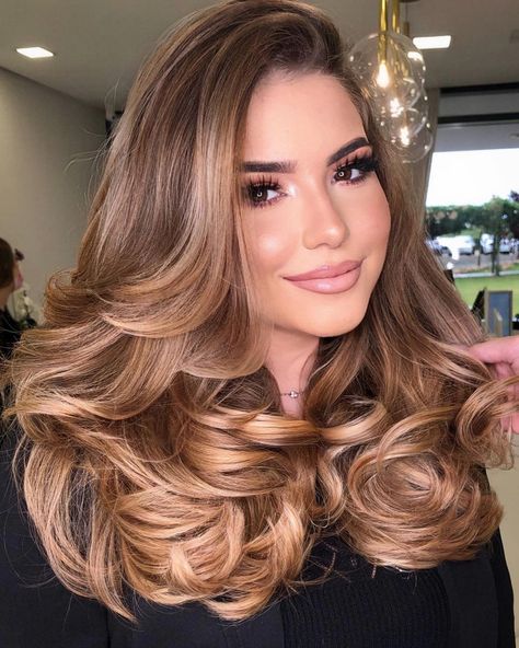 Layered Light Honey Brown Hair Honey Brown Hair Color, Dark Hair Dye, Warm Blonde Hair, Rambut Brunette, Honey Hair Color, Golden Brown Hair, Honey Brown Hair, Hair Color Caramel, Spring Hair Color